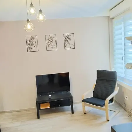 Les Loges De Véro - Rdc - Entièrement Climatisé - Parking Privé - Garage Vélo Moto - Rénové En 2025 - Classé 3 étoiles - 5 Couchages - 2 Ch - 1 Canapé Conv - Wifi - Boulangerie Et Petite Restauration à Prox - à 5 Mn Du Centre De Verdun * Thierville-sur-Meuse